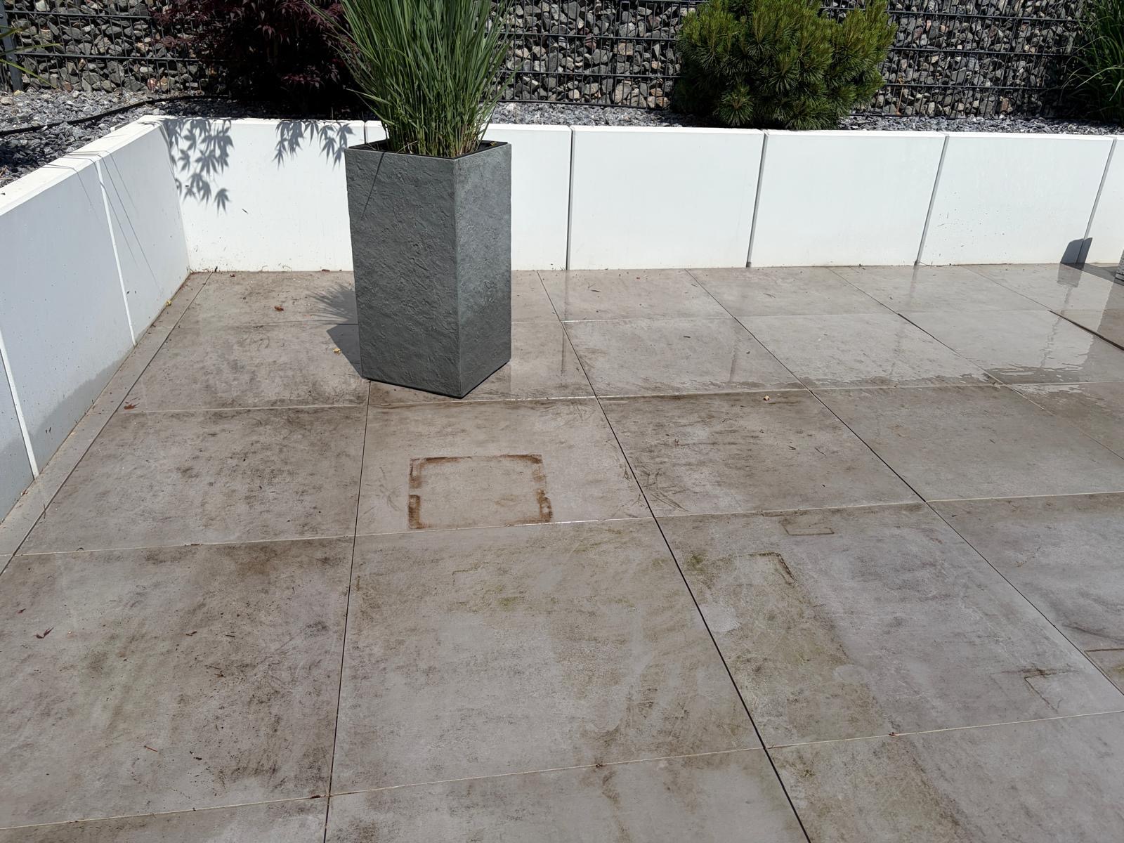 Terrasse mit Betonplatten – vorher