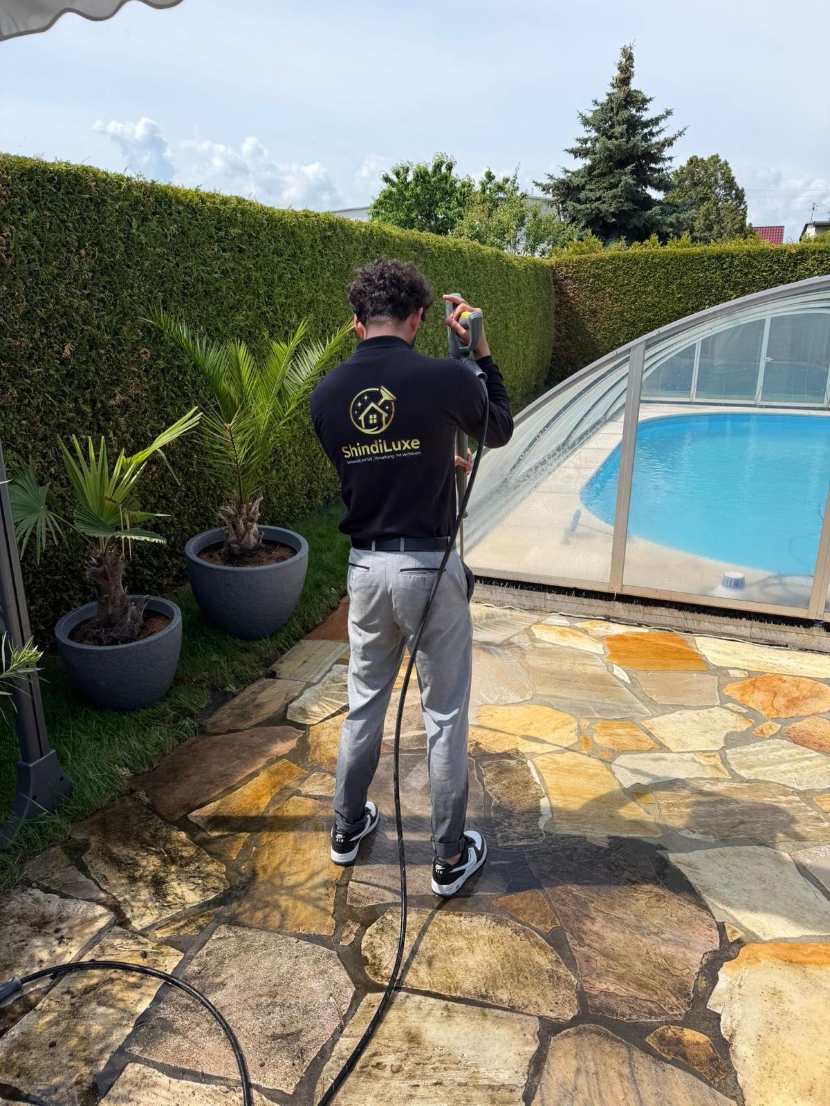 Natursteinterrasse am Pool – vorher
